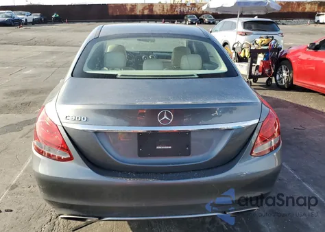 2017 Mercedes-Benz C 300 z USA, uszkodzony, nr VIN 55SWF4JB3HU190792